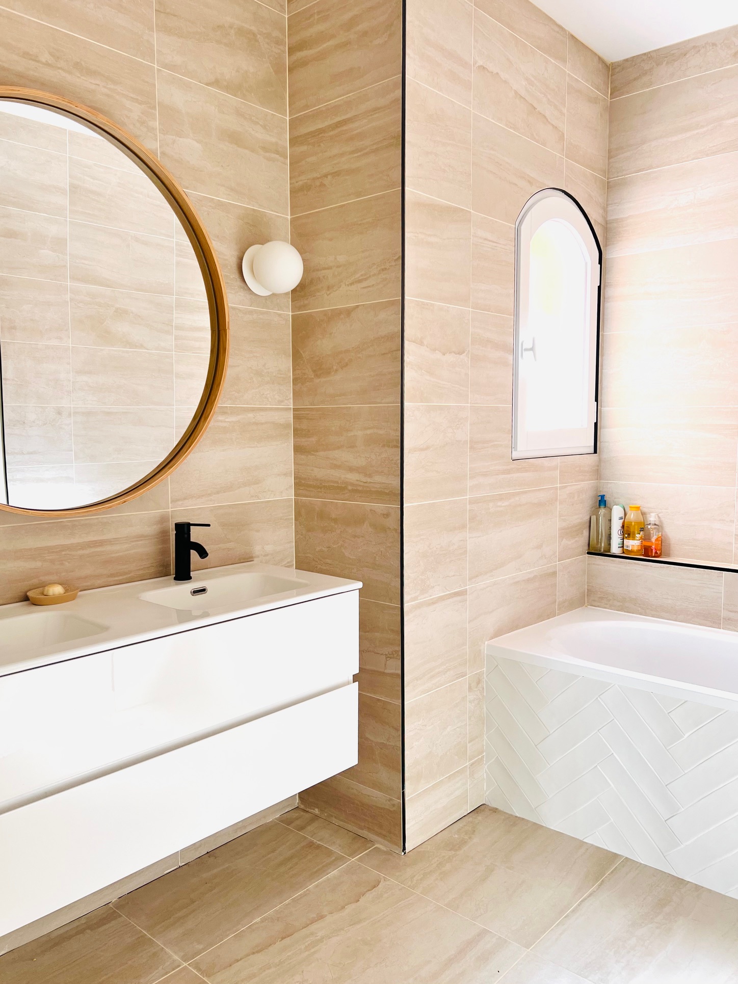 Salle de bain rénovée effet marbre