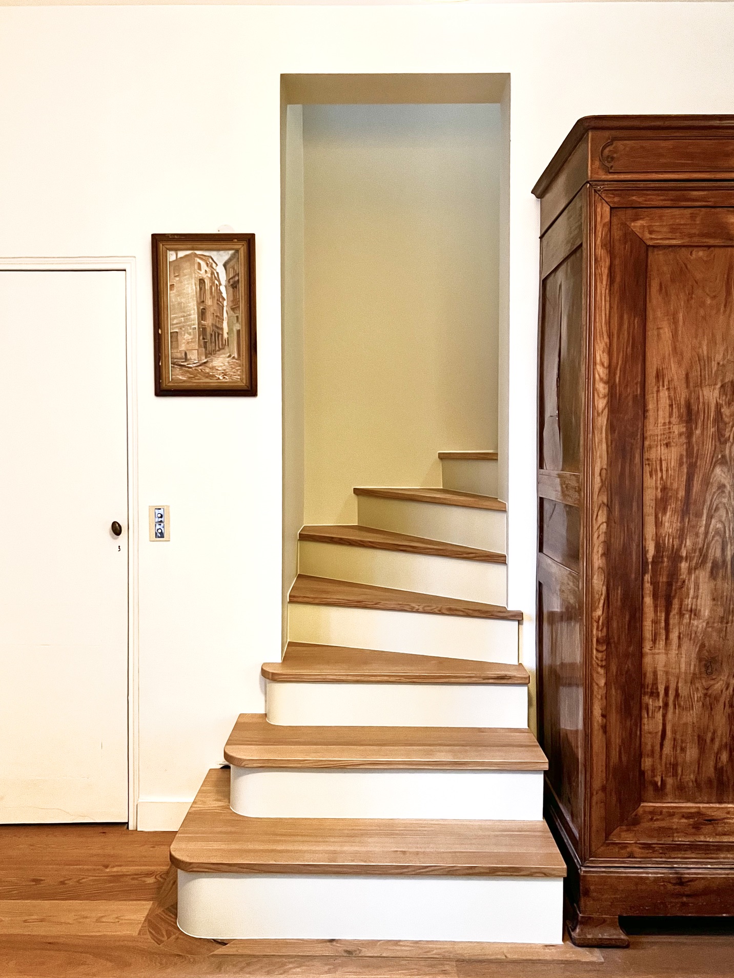 escalier intérieur rénové avec marches en bois